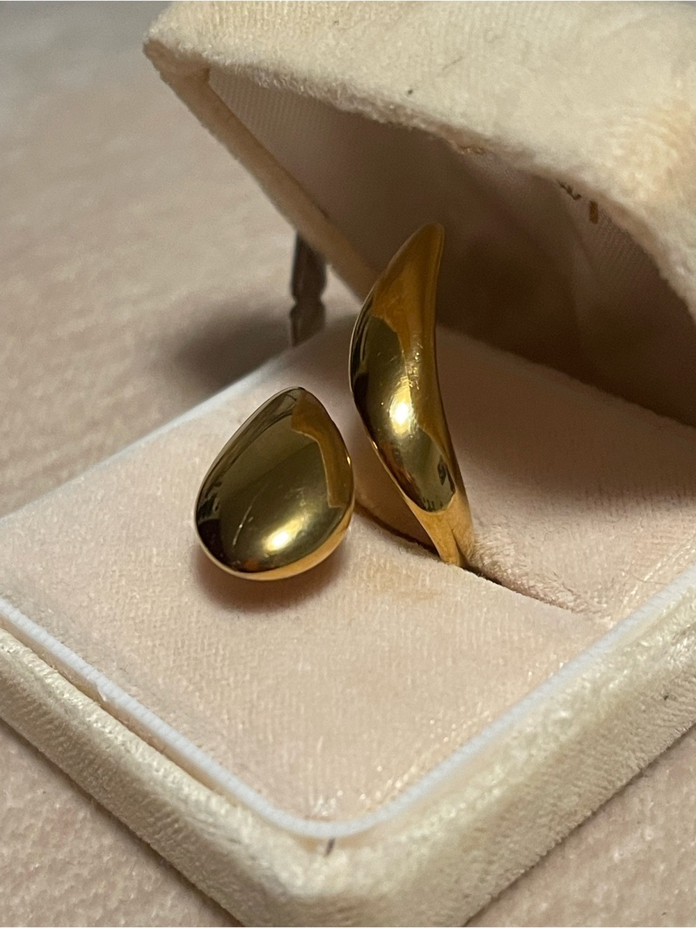 Elegant Gold-Tone Women’s Teardrop Ring